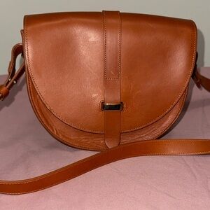Sézane Claude leather crossbody bag in a smooth camel
